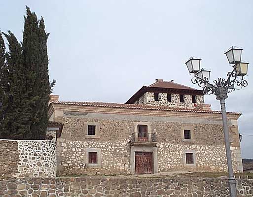 Casona con escudo en la fachada