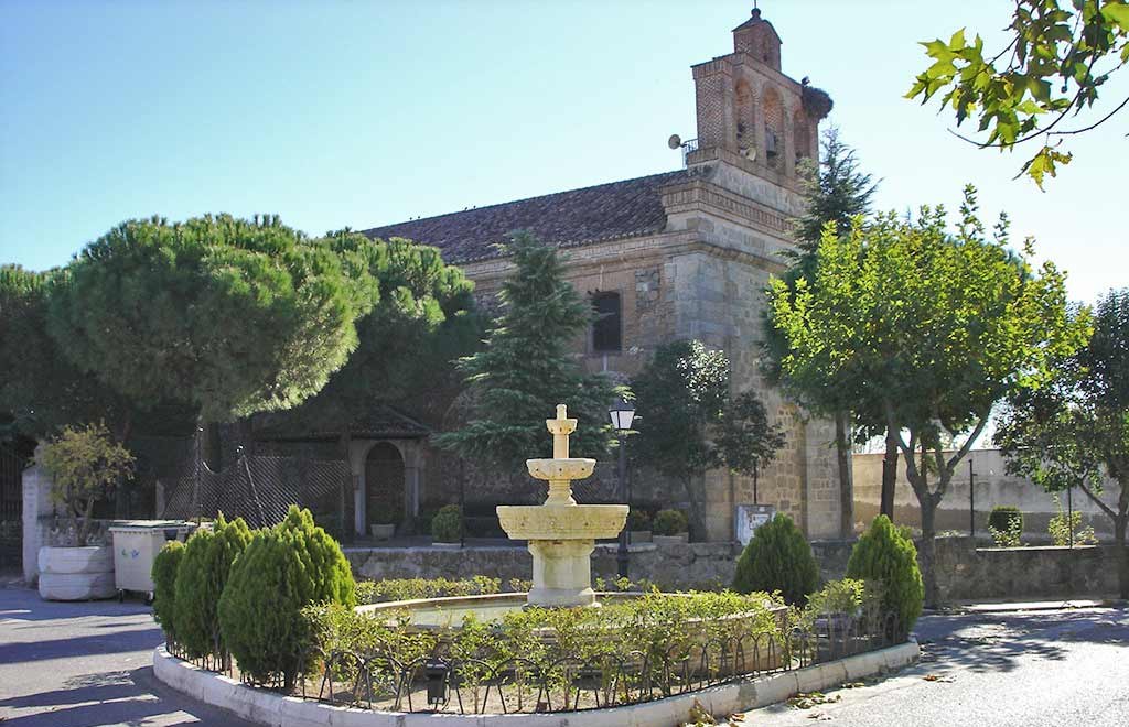 Iglesia parroquial de San Román con la fuente de la plaza
