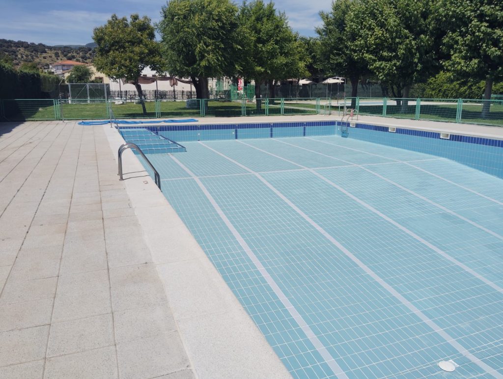 Vaso grande de la piscina municipal, recién renovado, con la playa de piedra