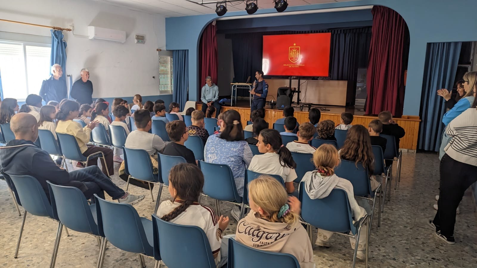 El entrenador de la selección sub-20 femenina visita a nuestros niños